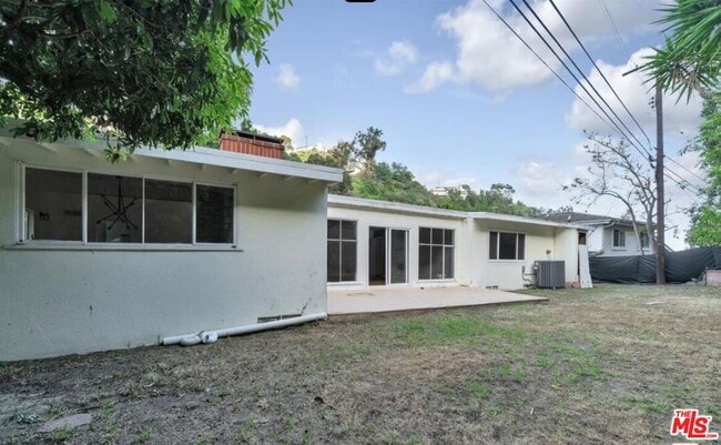 Building Photo - 1555 San Ysidro Dr