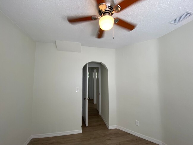 Building Photo - 18th Ave S Triplex