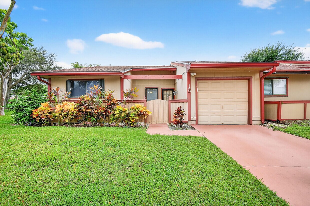 Foto principal - 15 Farnworth Dr
