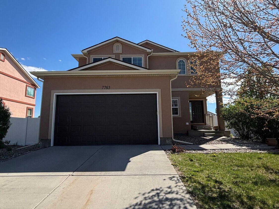 Foto principal - 5 Bed, 3.5 Bath with A/C, Available Now! -...
