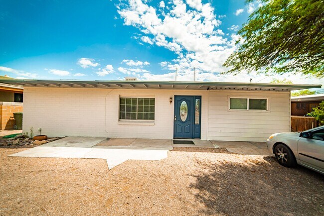 Building Photo - 1504 N Sahuara Ave