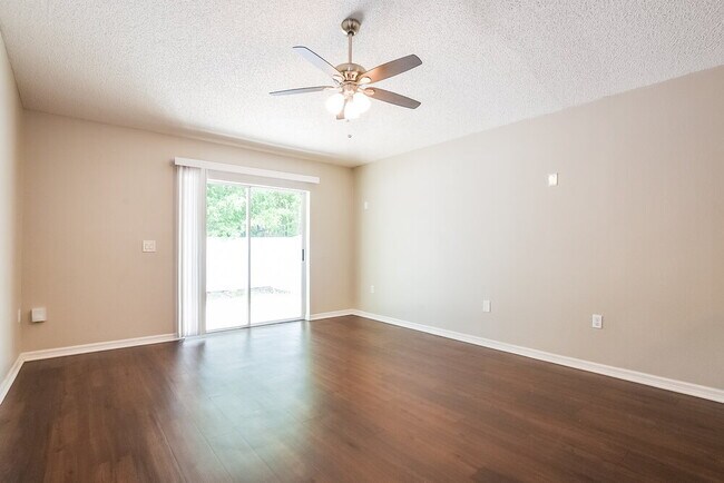 Foto del edificio - 13825 Econ Woods Ln