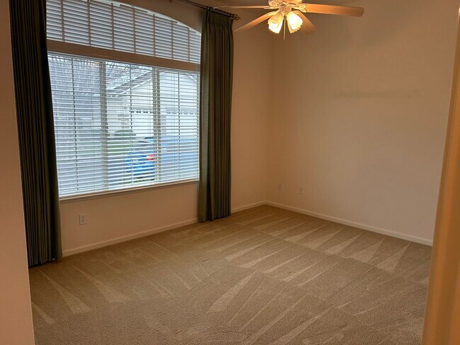 Building Photo - Spacious Single Story 2 Bed 2.5 Bath Home