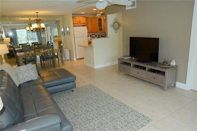 Building Photo - 6499 Bay Club Dr