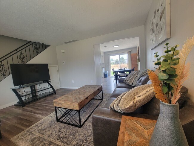 Foto del edificio - Newly Renovated Townhouse - Pet Friendly!!