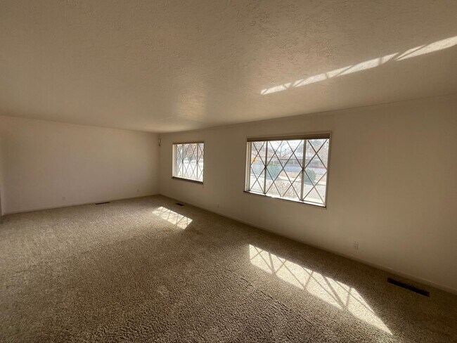 Foto del edificio - 4 Bedroom Home Available Near Louisiana Bl...