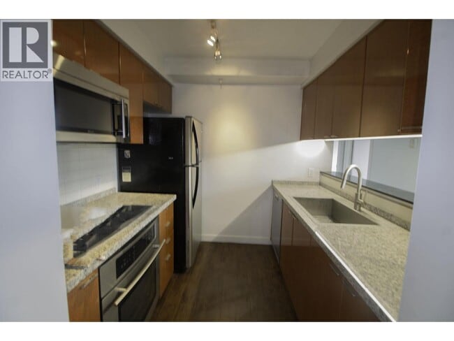Building Photo - 1200 Alberni St
