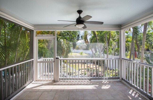 Building Photo - 3 bedroom 2 bathroom with office at the Go...