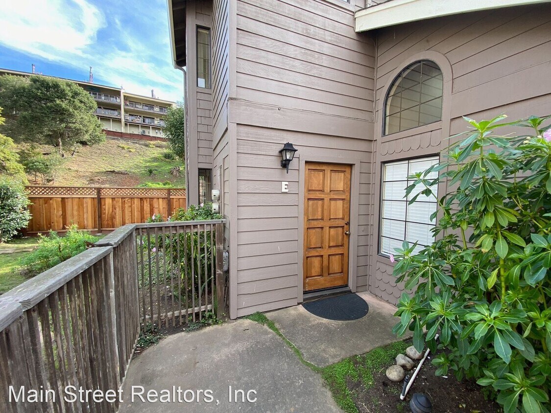 2 br, 1.5 bath House 330 Dakota Ave Unit E House Rental in Santa