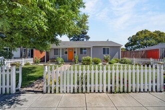 Building Photo - 2018 Redbush Terrace