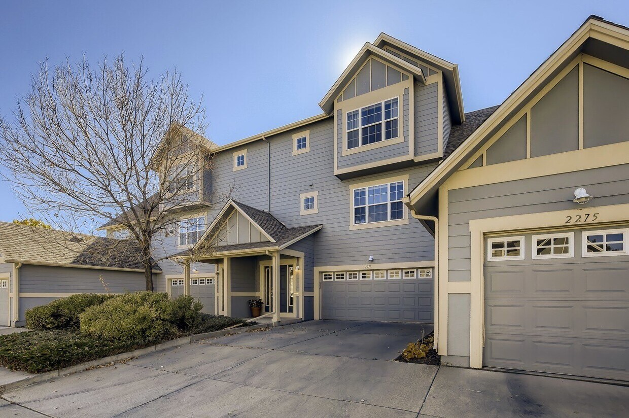 Primary Photo - Wonderful SW Longmont Townhome.