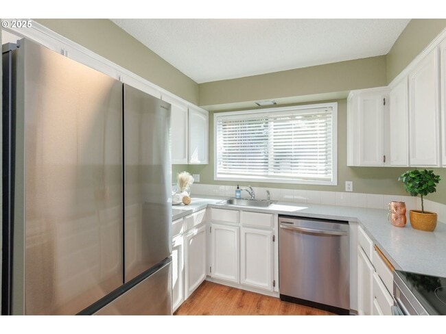 Building Photo - Stylish 2 Bedroom Home Featuring an Updated Kitchen and Sunlit Living Space