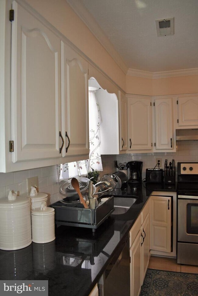 Foto del edificio - 10709 Blackstone Ave