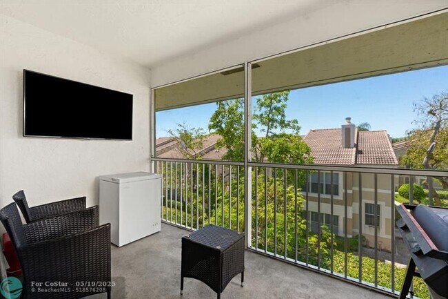 Building Photo - 2960 Riverside Dr