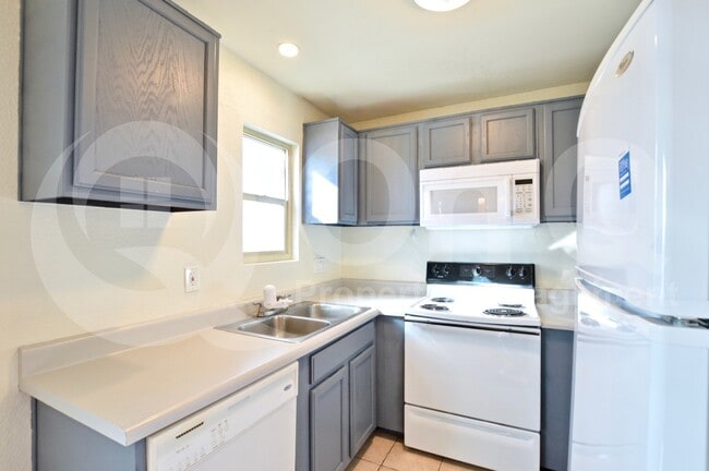 Building Photo - 2220 W Dora St