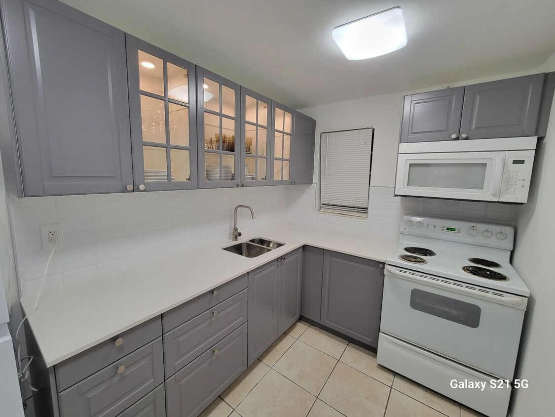 Primary Photo - Spacious 1 Bedroom/1,5 Bathroom furnished ...
