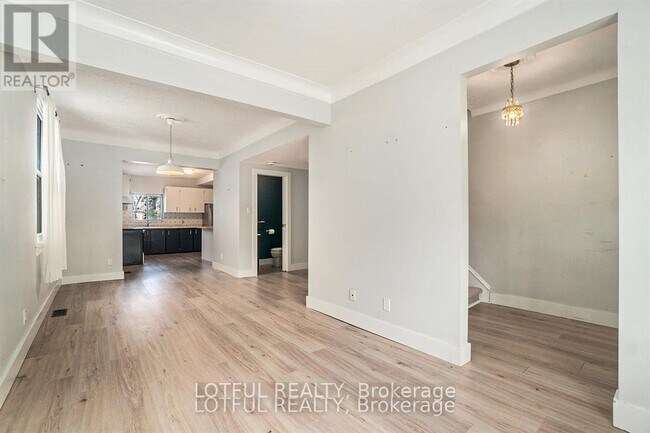 Building Photo - 11 Champagne Ave S