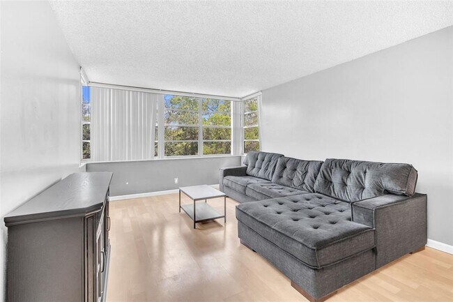 Foto del edificio - 6500 Cypress Rd
