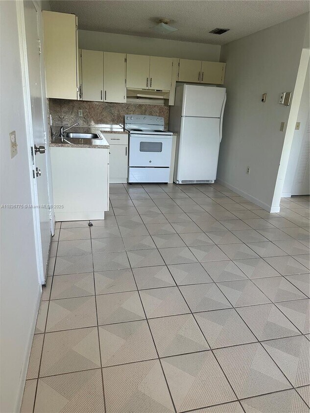 Primary Photo - 120 W 9th St