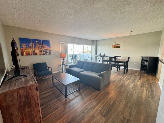 Building Photo - FURNISHED 1 Bed 1 Bath In Amazing Location...