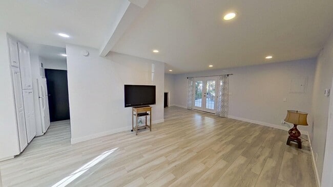 Building Photo - 1105 S Rene Dr