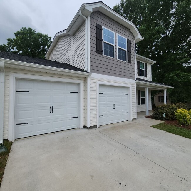 Foto del edificio - 4 Bedroom House with Double Garage FOR REN...