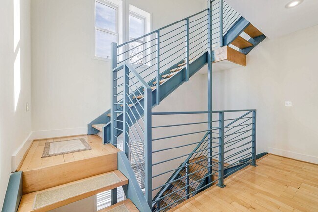 Foto del edificio - Available Now! Updated 2 Bedroom 2 1/2 Bathroom Condo! Parking Included!