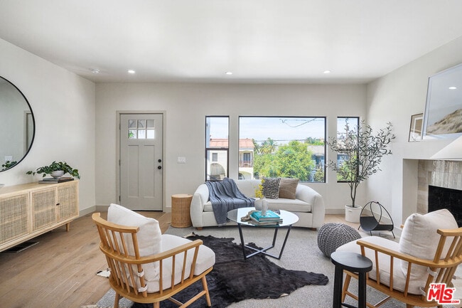 Foto del edificio - 976 Hyperion Ave