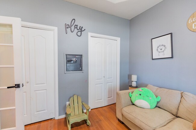 Building Photo - Spacious 4 bedroom 2 bath House