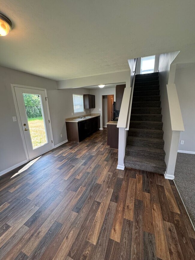 Foto del edificio - Columbus IN  - 3 BR home with loft