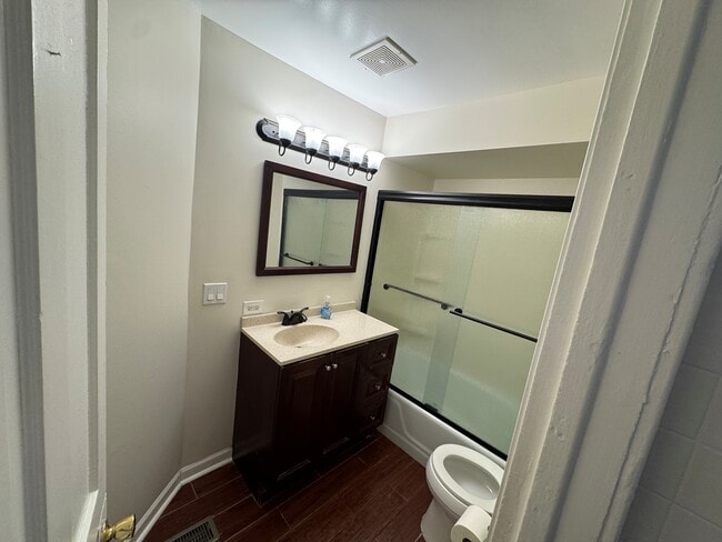 Building Photo - 3657 W Oakdale Ave