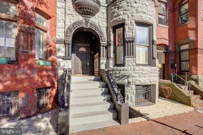 Foto del edificio - 619 FLORDIA AVE., NW