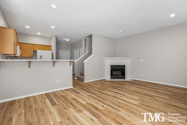 Building Photo - Great 3 Bed 2.5 Bath Corner Townhome in Ha...