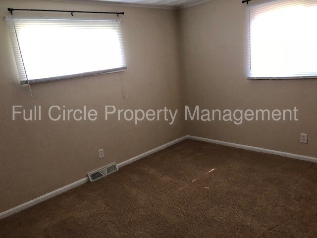 Building Photo - Plain City duplex with yard!