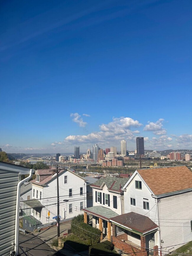 Foto del edificio - 3 Bedroom, 2 Bathroom in the South Side Sl...