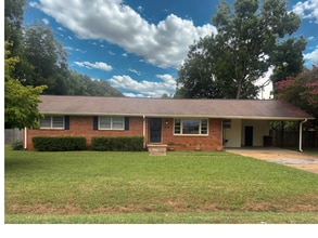 Building Photo - 9115 Strong Dr SE