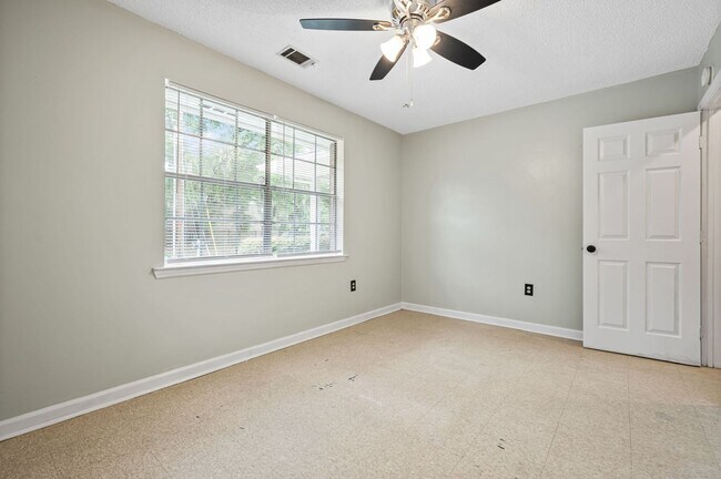 Building Photo - Cozy 2BR/1BA unit with fully fenced back yard