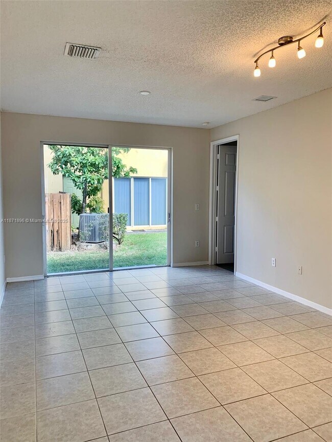 Foto del edificio - 2267 NE 42nd Cir