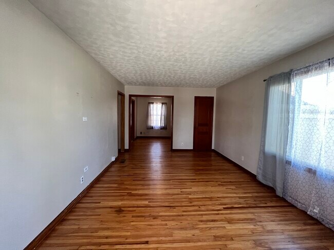 Building Photo - 839 N Ridgewood Dr