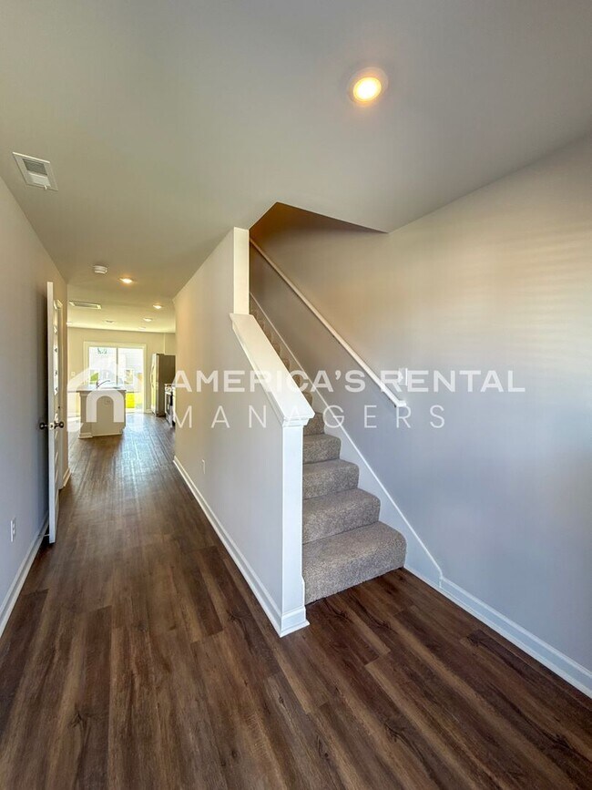 Building Photo - Escape to Lakeside Living in Lincoln! Get ...