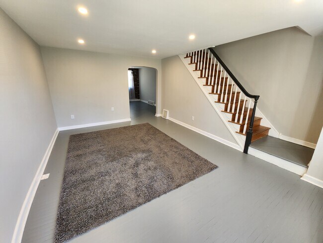 LR - 823 Crescent Dr