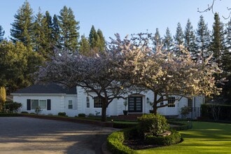 Building Photo - 10 Meadow Ln