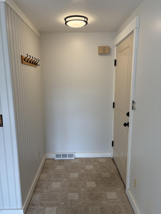 Building Photo - 290 Glen Ledge Rd