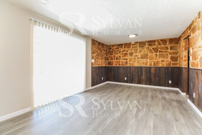 Building Photo - The living is easy in this 3 bedroom, 2 ba...