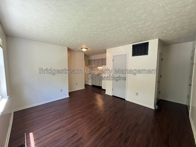 Foto del edificio - 3001 Idylwilde Blvd