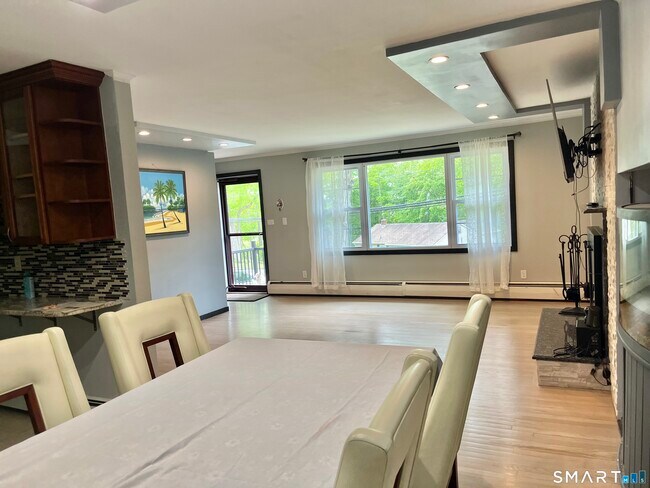 Foto del edificio - 2 Lakewood Dr