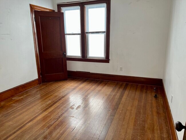 Building Photo - 15-17 Beverly St