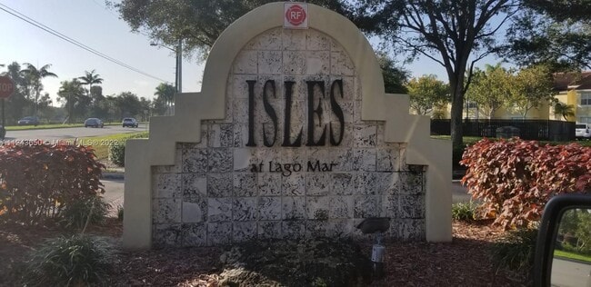 Building Photo - 643 Vista Isles Dr