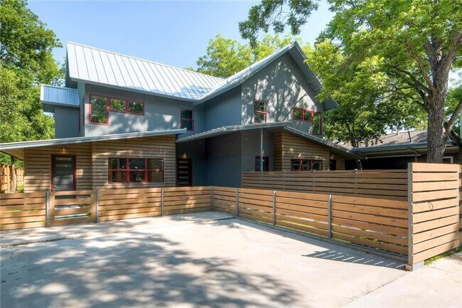 Building Photo - Luxurious 4-bedroom Townhome