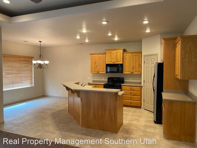 Building Photo - 3 br, 2 bath House - 2334 S River Road #4